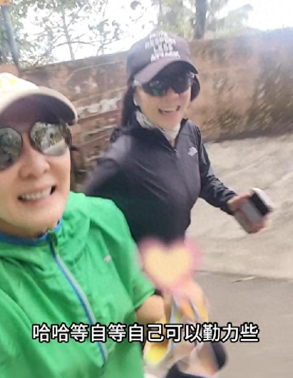 59歲劉嘉玲一邊跑步一邊接受采訪