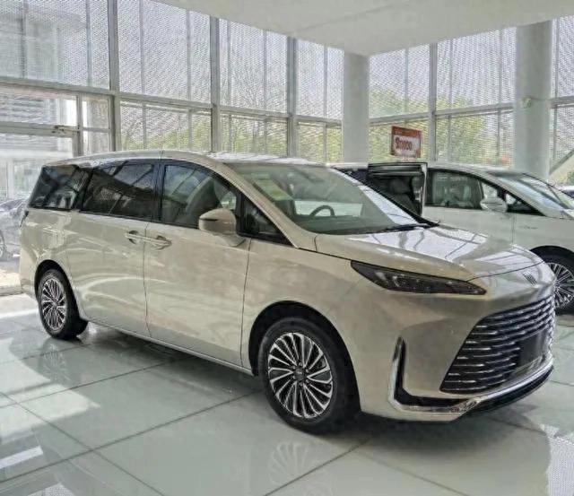 實拍別克GL8陸尚,5米2車身塞滿黑科技,1420km續航要革MPV的命?