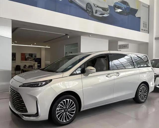 實拍別克GL8陸尚,5米2車身塞滿黑科技,1420km續航要革MPV的命?