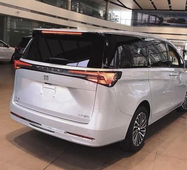 實拍別克GL8陸尚,5米2車身塞滿黑科技,1420km續航要革MPV的命?