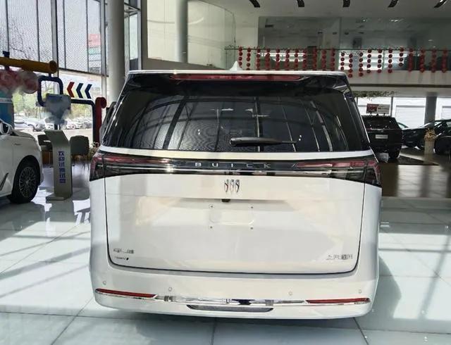實拍別克GL8陸尚,5米2車身塞滿黑科技,1420km續航要革MPV的命?