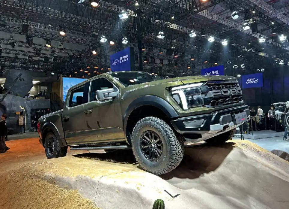 2025上海車展探館:皮卡之王福特F-150猛禽抵達(dá)現(xiàn)場 外觀微調(diào)