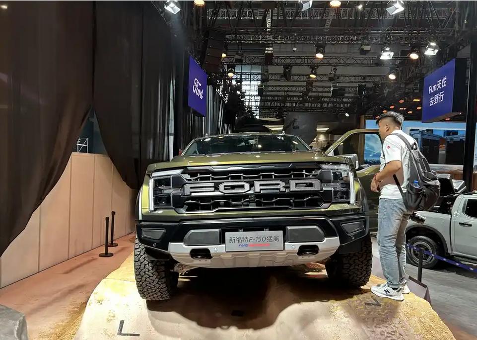 2025上海車展探館:皮卡之王福特F-150猛禽抵達(dá)現(xiàn)場 外觀微調(diào)