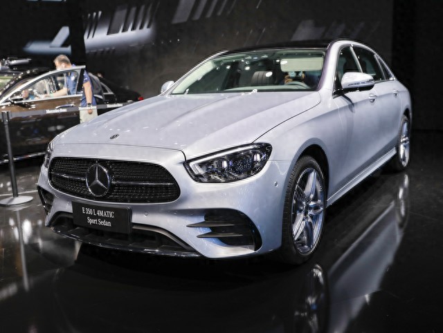 奔馳E級(jí)VS寶馬5系:2025終極對(duì)決,誰(shuí)才是豪華轎車之王?