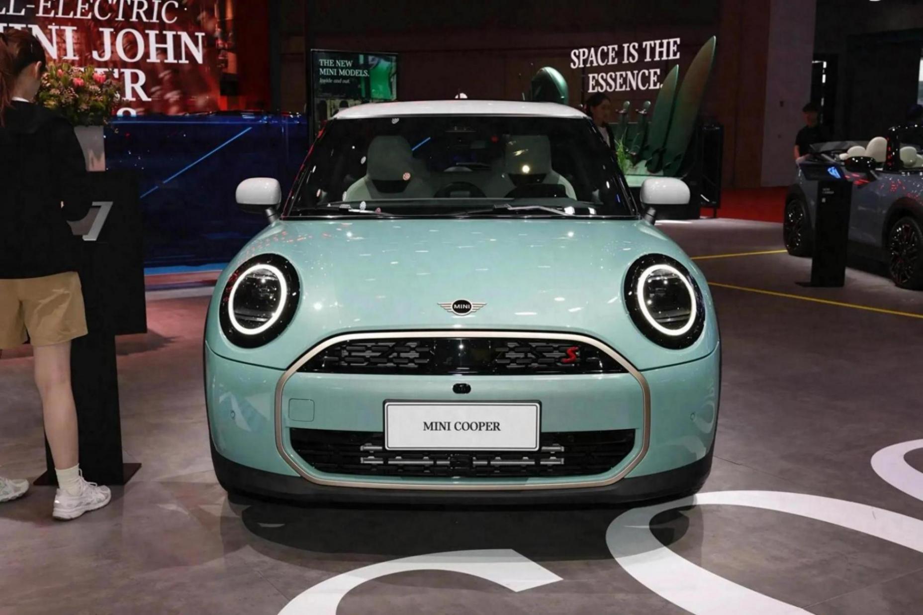 MINI 2025款COOPER S三門版藝術家上海首秀,28萬級小鋼炮值不值?