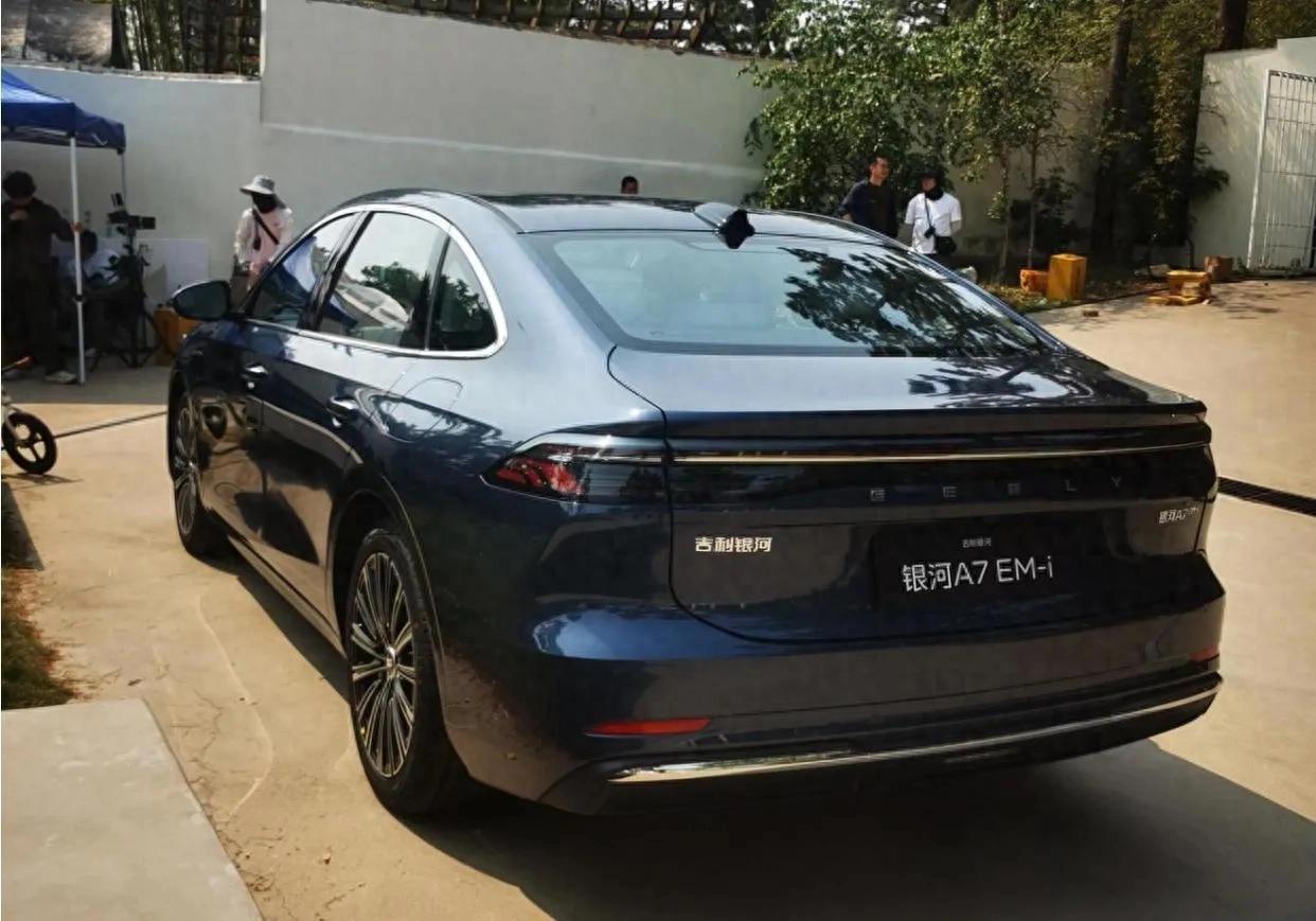 吉利銀河A7實(shí)車解析:續(xù)航2100公里新對手登場