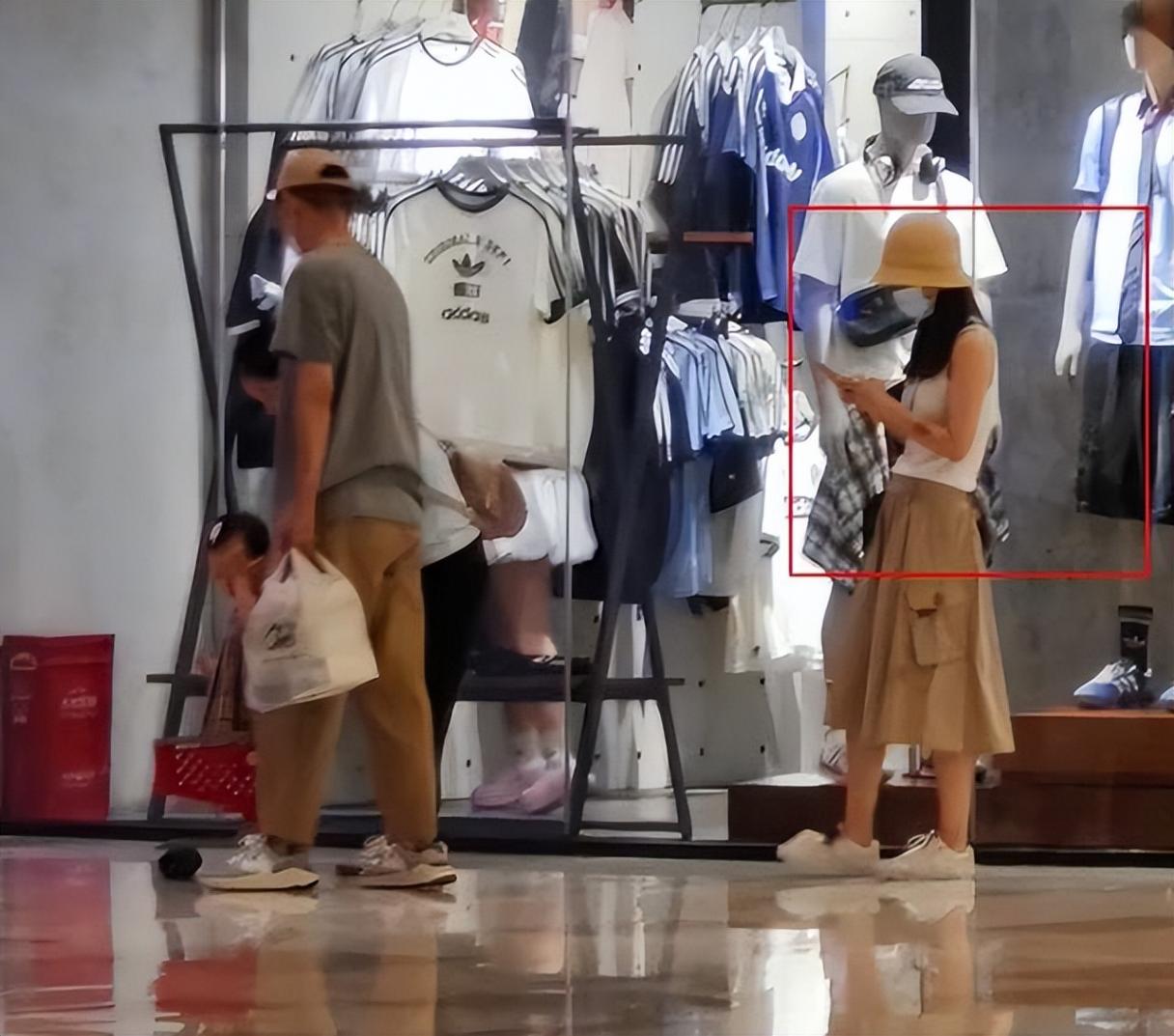 網友偶遇任重孫驍驍帶女兒逛街