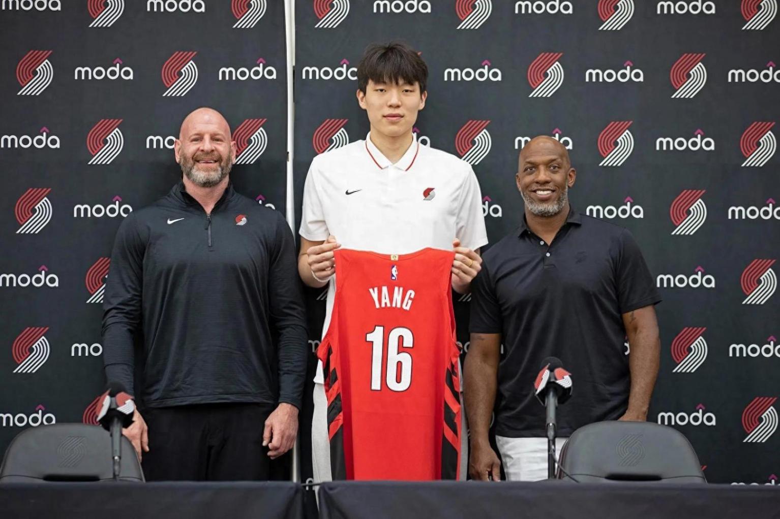 楊瀚森正式亮相開拓者 穿16號戰袍