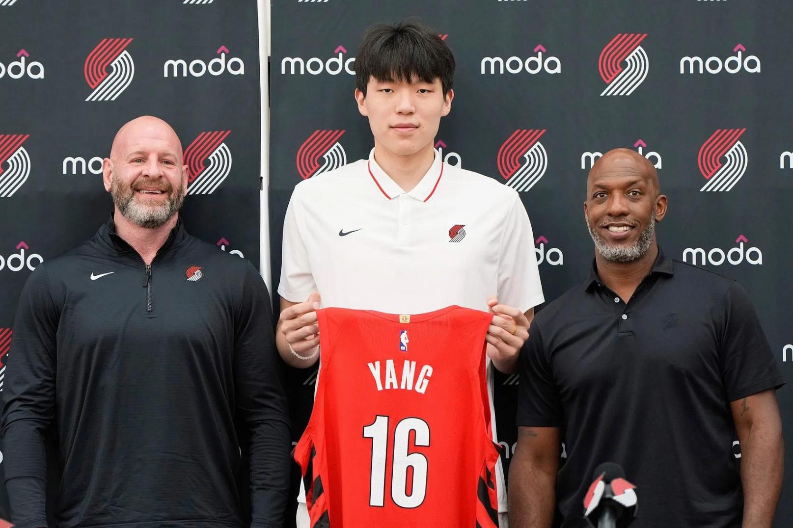 楊瀚森正式亮相開拓者 穿16號戰袍