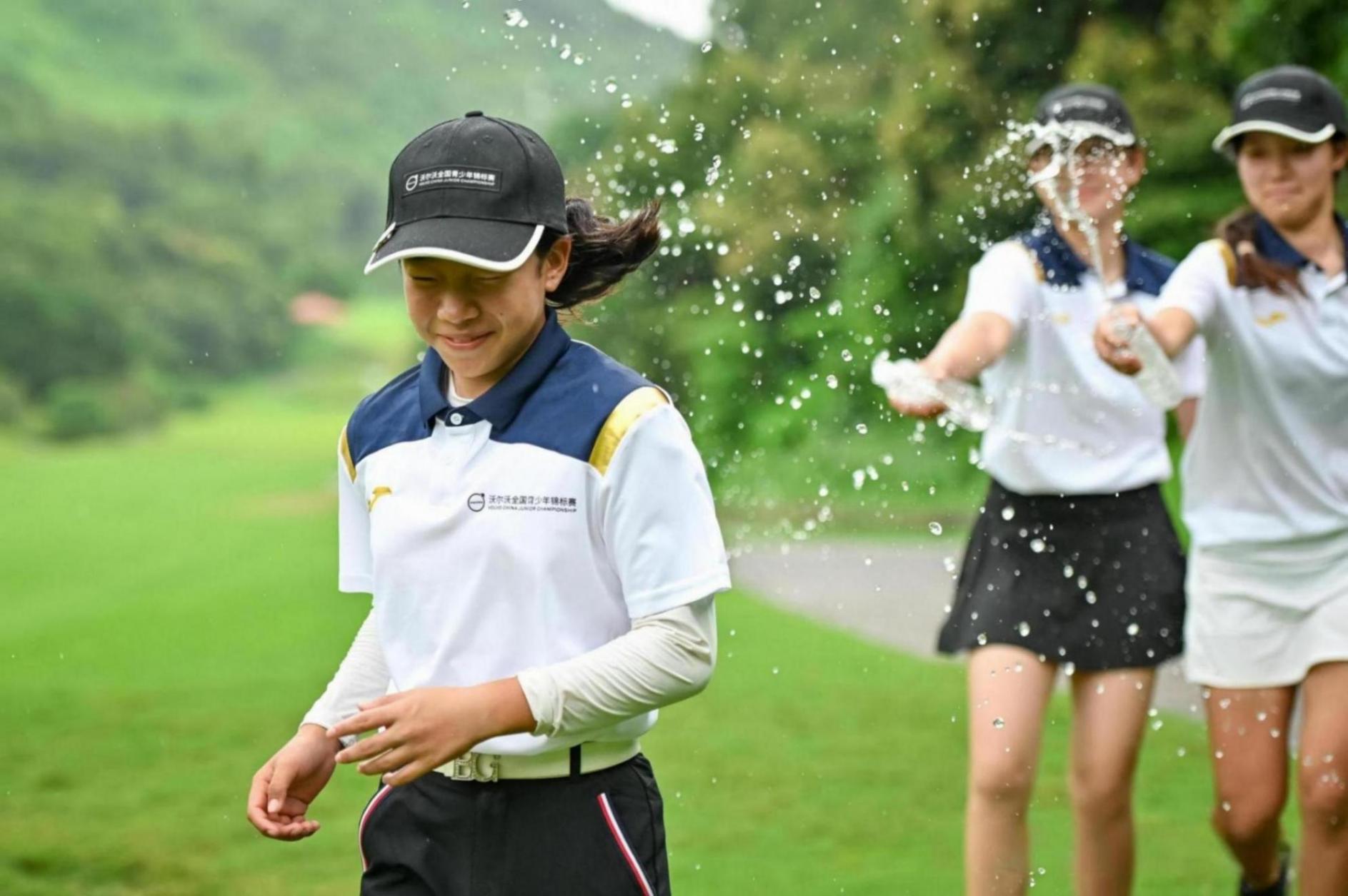 劉國(guó)梁女兒閃耀美國(guó)賽場(chǎng)!15歲獲高爾夫冠軍,能否續(xù)寫父親傳奇?